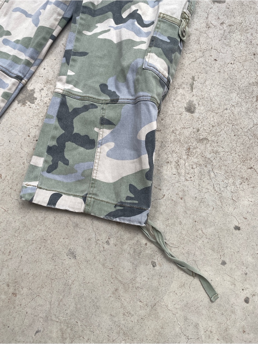 Bongo RARE Vintage Y2K Camo Cargo Low Rise Capri Pants - Picture 3 of 5